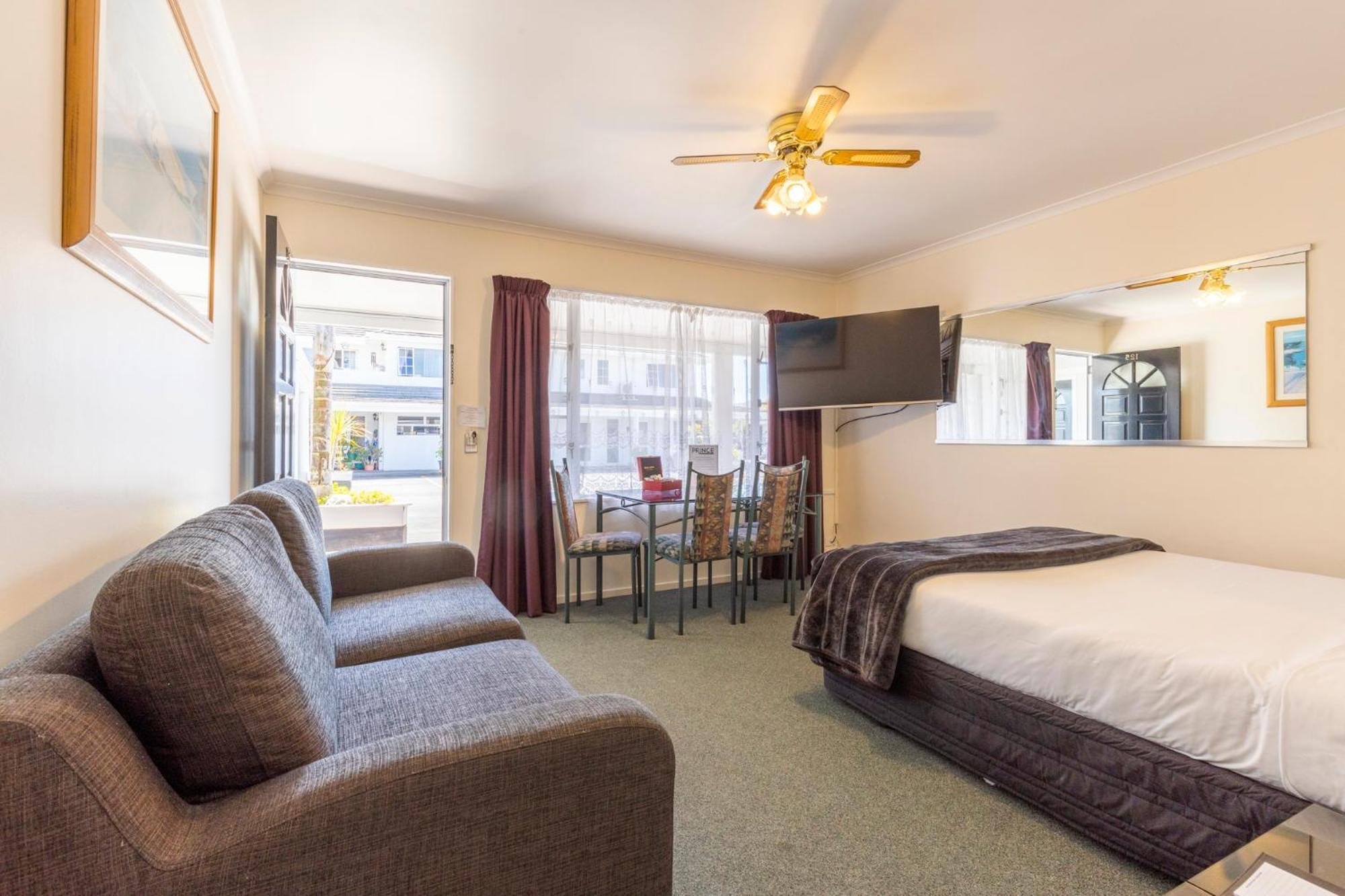 Asure Prince Motor Lodge Таупо Экстерьер фото